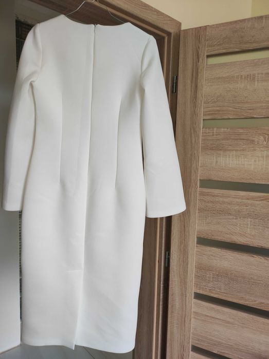 Продавам бяла официална рокля