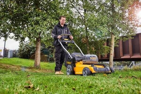 Акумулаторна косачка DeWALT DCMW564P2 с 2 батерии 5 ah и зарядно