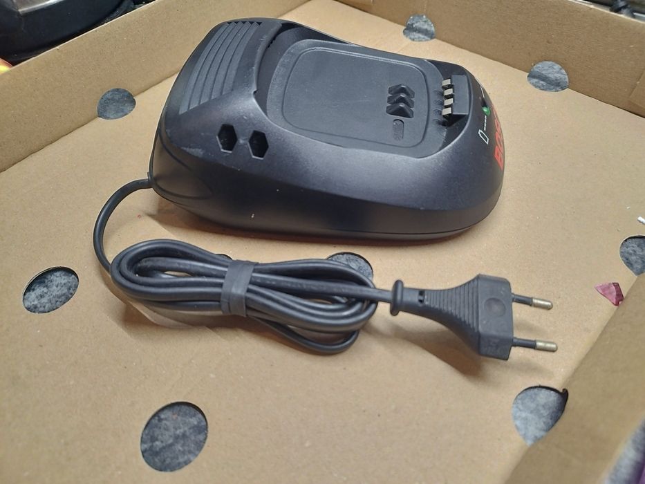 Bosch AL 2215 CV зарядно 14.4–18V – отлично състояние, почти ново