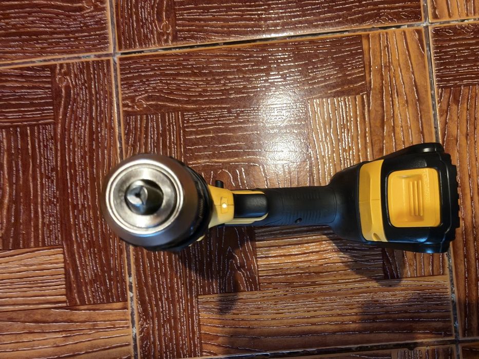 Mașină de găurit și înșurubat Dewalt dcd771