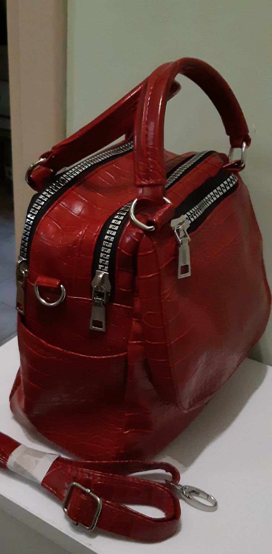 Нова червена чанта