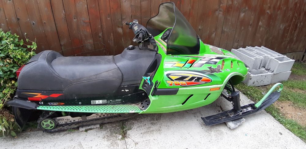 Snowmobil articat de 700 2t vând urgent