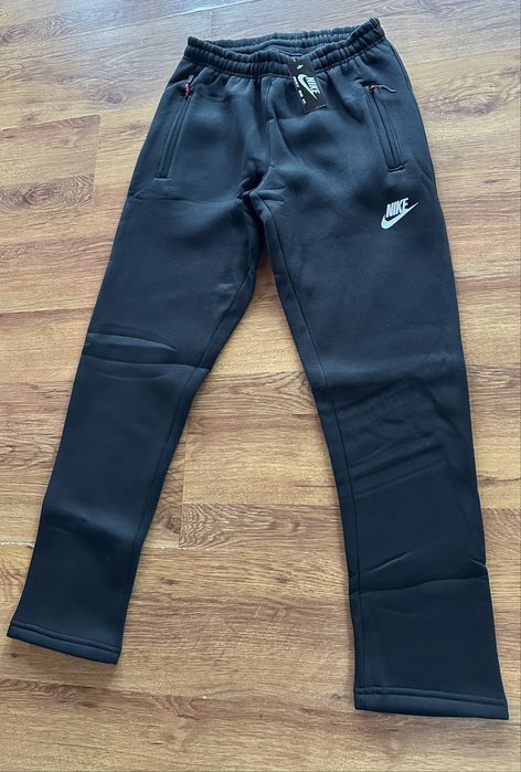 Мъжко,ватирано,черно долнище Nike с ципове на джобовете