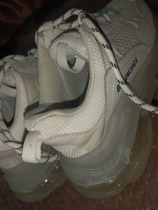 Adidași balenciaga nr 38 purtați de 3 ori.9 milioane,în București