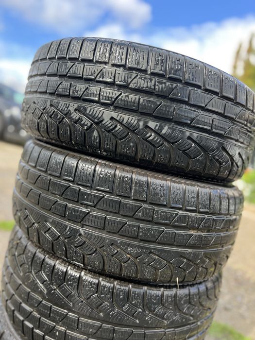 Зимни гуми 215/45/18 Pirelli DOT 19 .