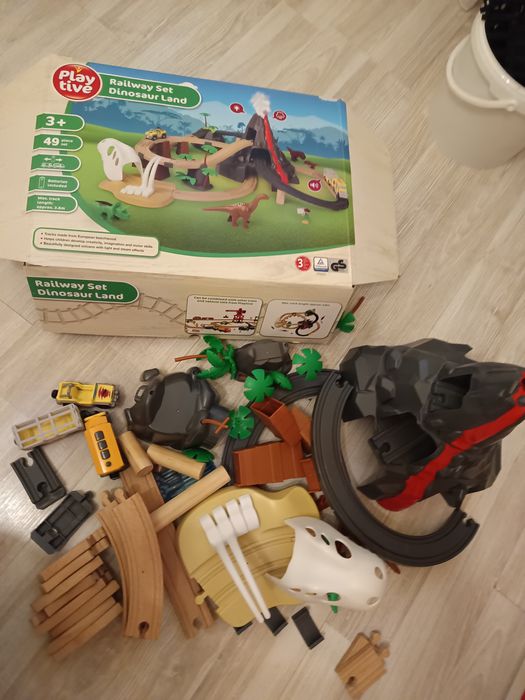 Traseu din lemn printre dinozauri