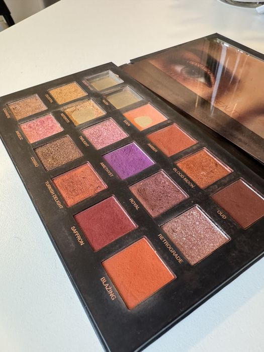 Huda Beauty палитра Desert Dusk