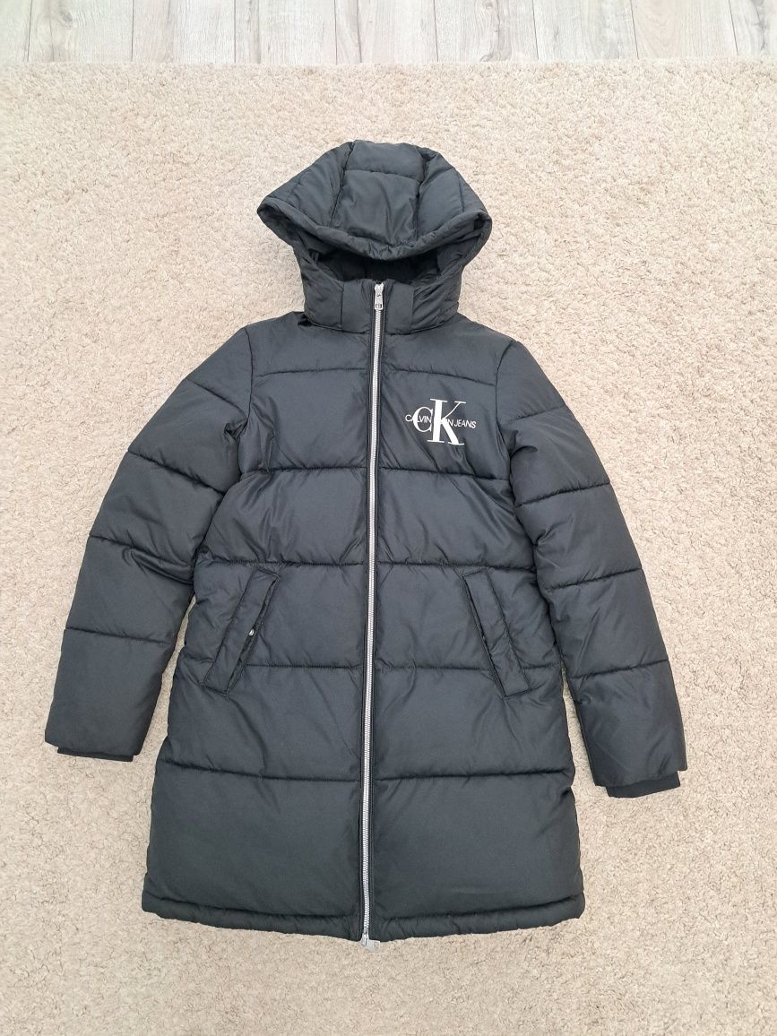 Vând greacă damă Calvin Klein, lungă, cu glugă, mărimea M, impecabilă