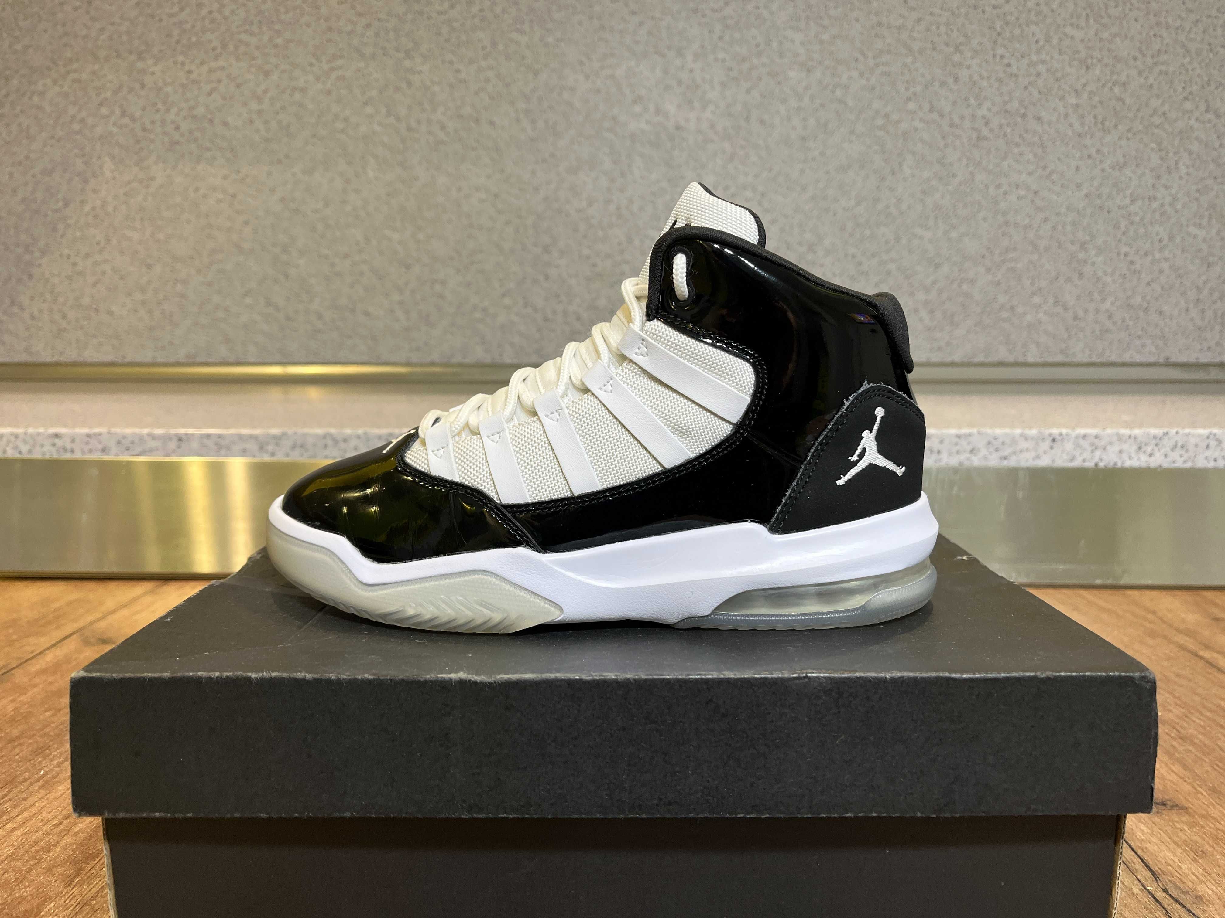 Nike Air Jordan Max Aura / Black/White