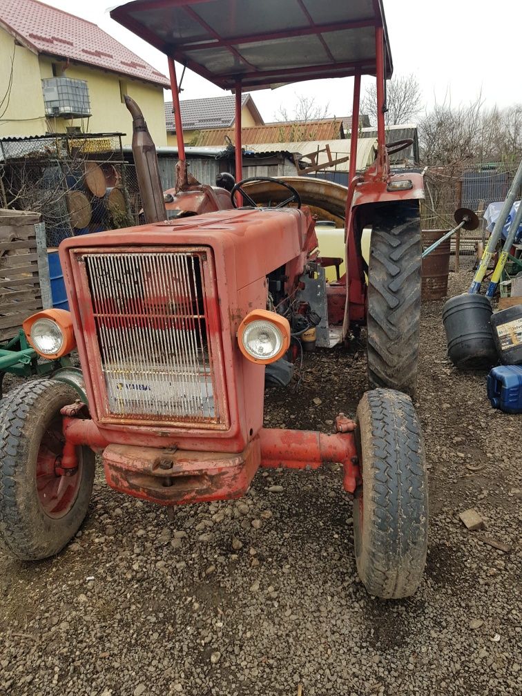 Vând tractor internațional 523