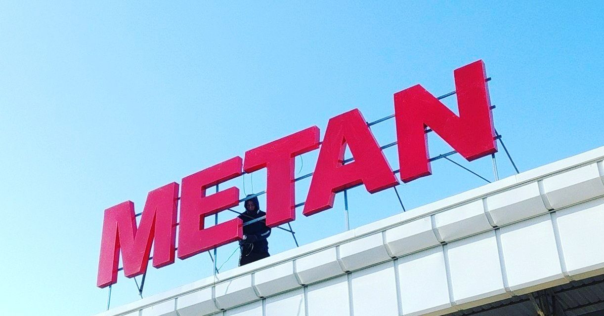 led ekran rangli tablo. Bukva tashqi reklama banner