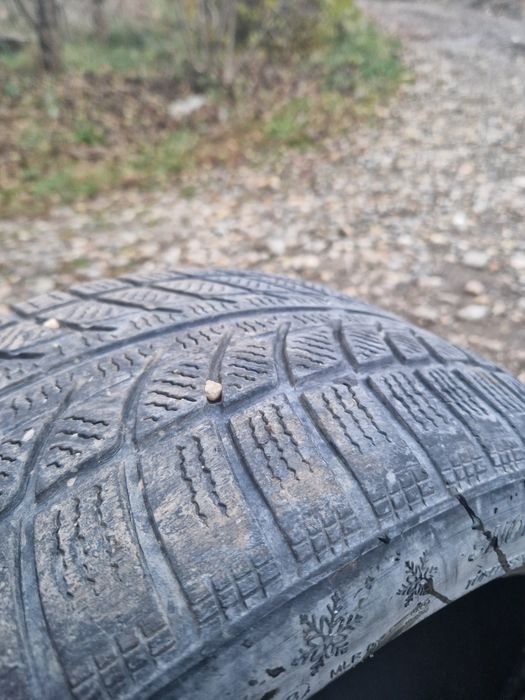 Vând 3 bucăți 245 40 r17 iarna dot 2024
