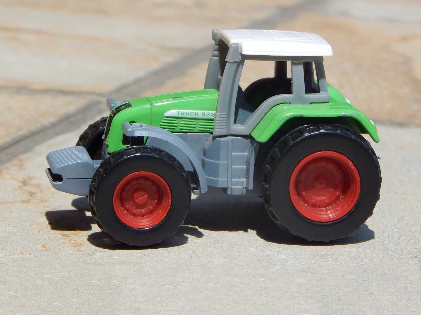 Macheta tractor agricol ferma Truck 928 scara 1:72