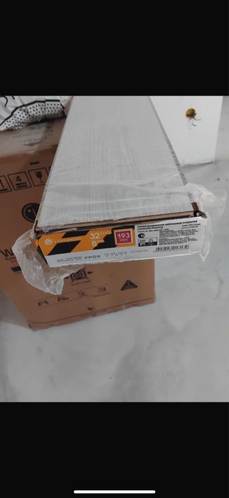 Ламинат новый, в белом оттенке