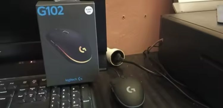Геймърски мишки Logitech G102 в двата цвята