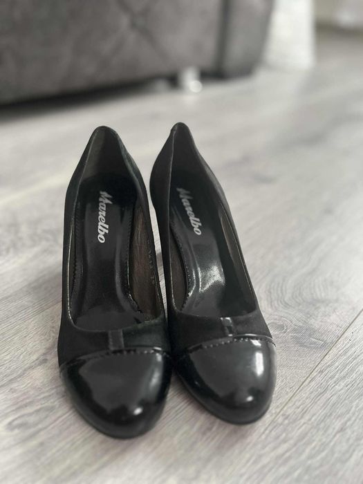 Vând pantofi de dama eleganți