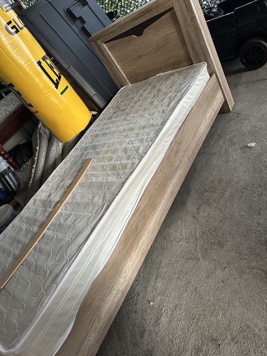 Однаспальная кровать с матрасом