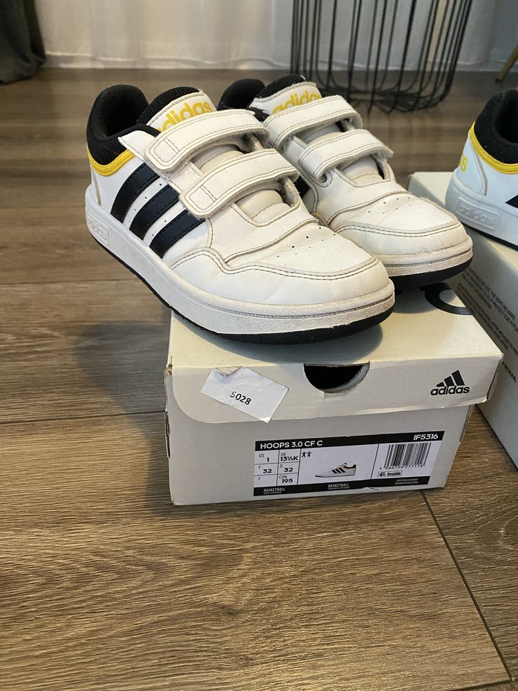 Маратонки Nike, Adidas