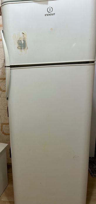 Продам холодильник indesit б/у за 40000тг