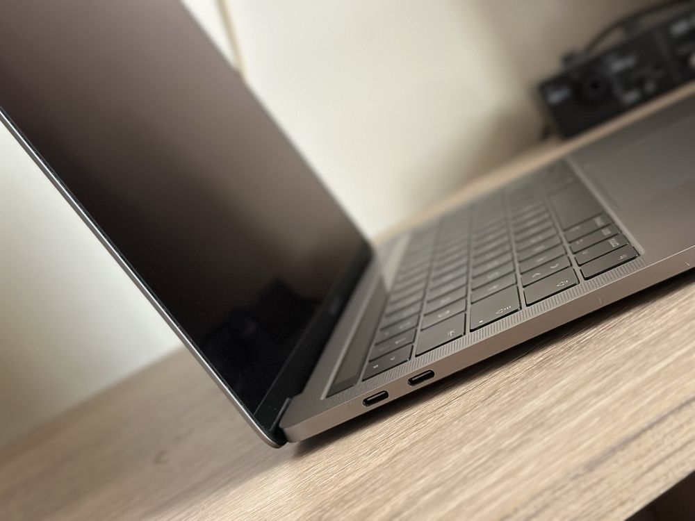 MacBook Pro 13” (2017) Touchbar /  4 thunderbolt – i5 / 16GB / 1TB SSD