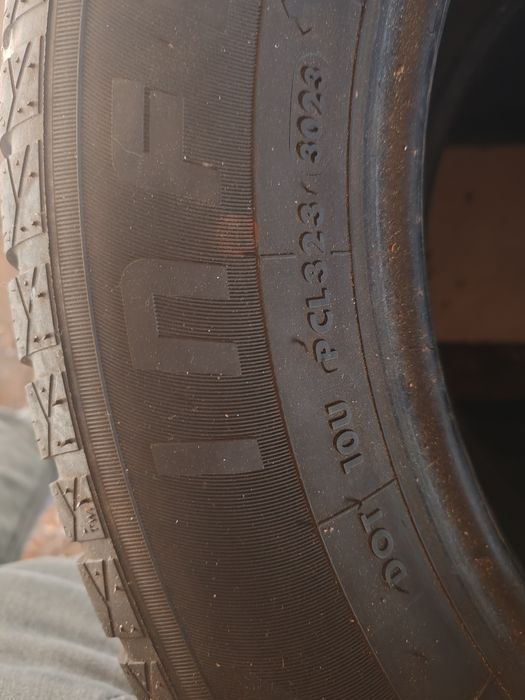 Vând anvelopele 235/60/18 M+S că noi