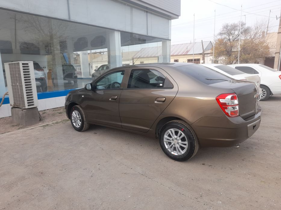 Hokimiyat atrofida garaj sotiladi