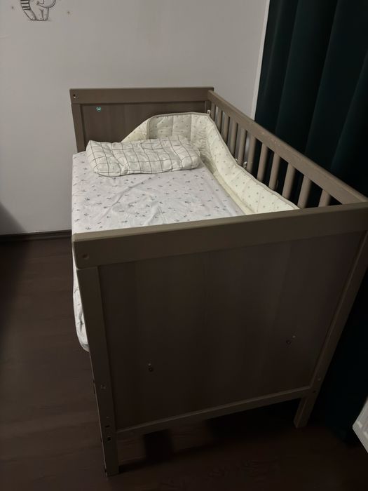 Vând pat cu saltea ikea și apărătoare.