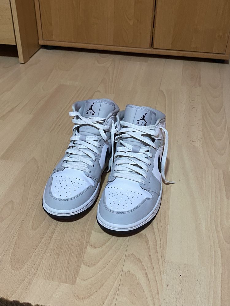 Jordan 1 mid Light Smoke Grey