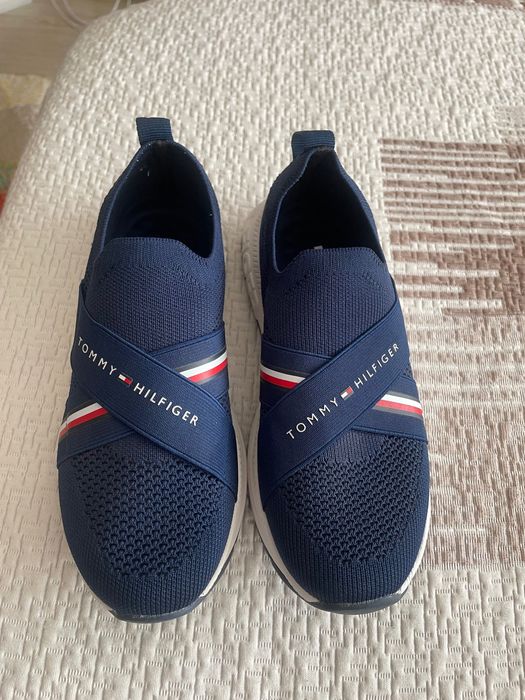 Продавам детски маратонки Tommy Hilfiger