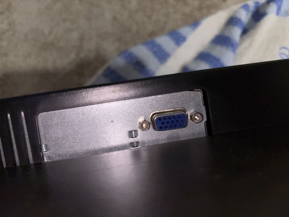 Vând 2 monitoare VGA: Acer + eMachines, stare bună, cabluri incluse