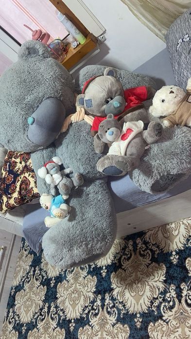 продаются мягкие игрушки, разных размеров.