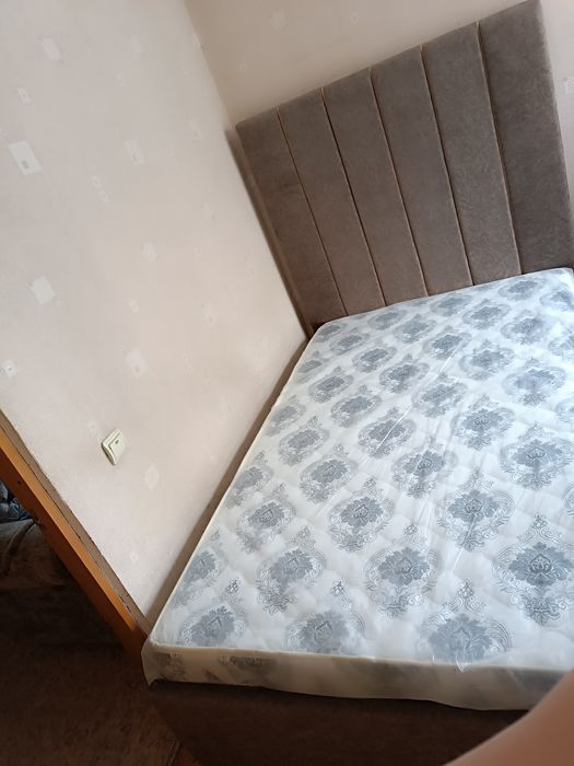 Кровать с абсолютно новым матрасом