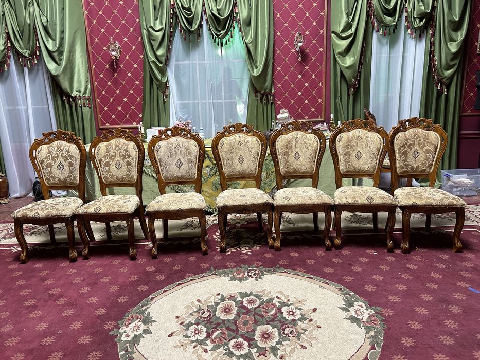 классические деревянные стулья