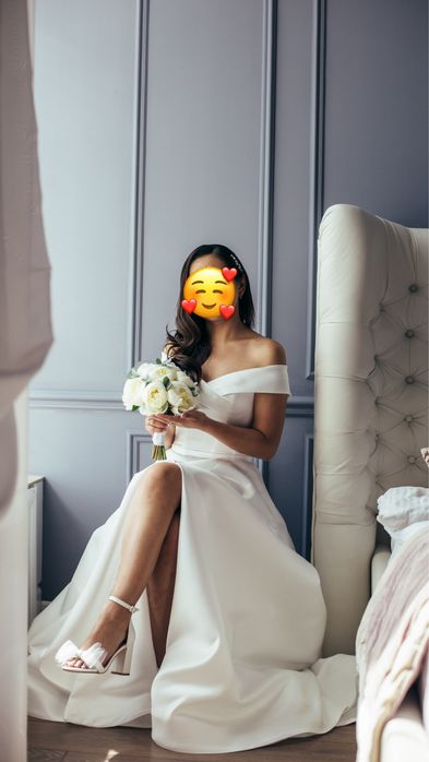 Свадебное платье с вырезом атласное