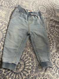 Pantaloni levis , copii purtati