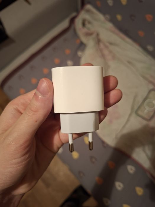 продам адаптер от Айфона, покупал его для 16 про