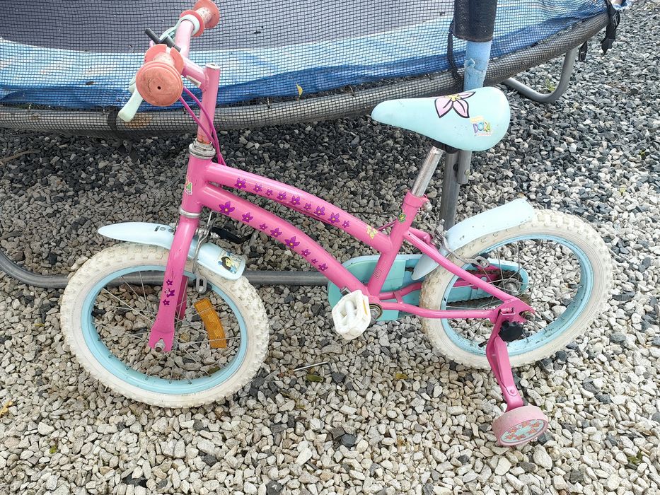 Vand bicicleta fetite cu roti ajutatoarere