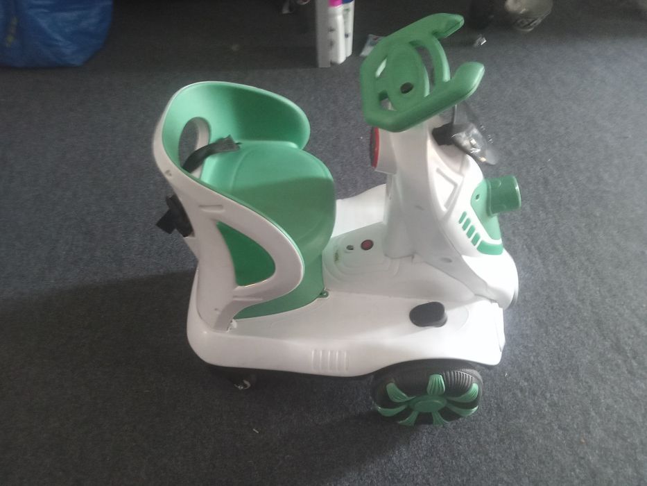 bolalar moshinasi sotiladi