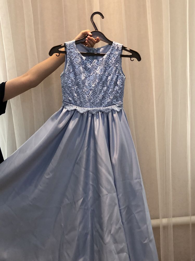 светло голубое бальное платье