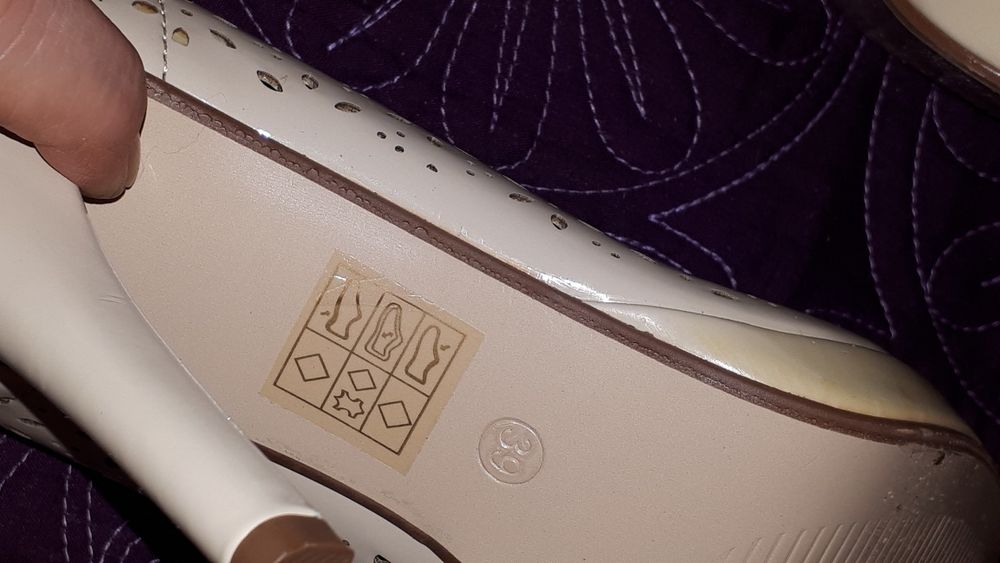 Reduși la 25! Pantofi nude marimea 39