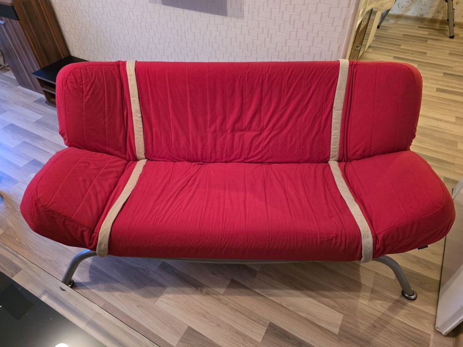 Червен двуместен диван