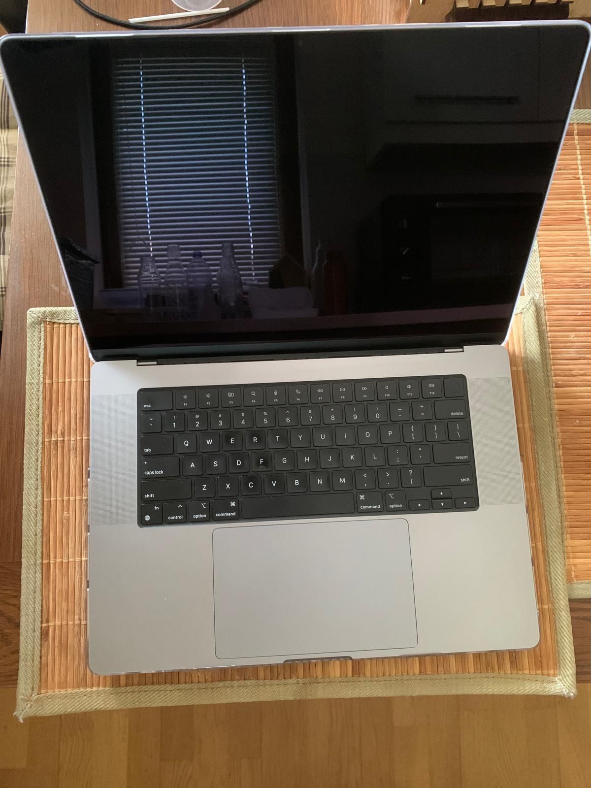 Vând Macbook pro M1, 16.2 inch