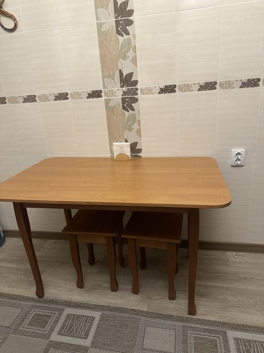 Стол кухонный +4 табурета