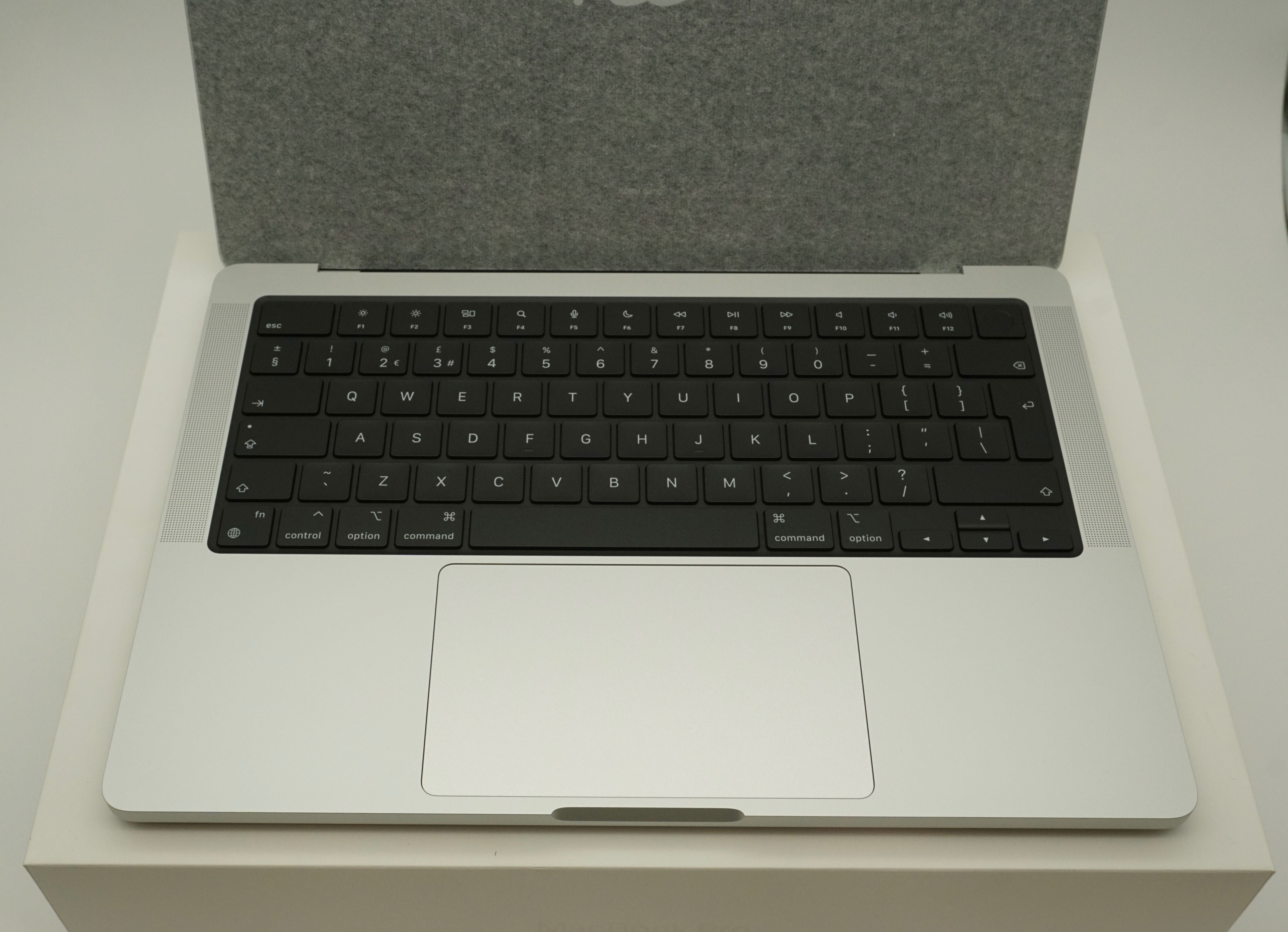 Нов! MacBook Pro 14 M3 8Gb Ram 512 Gb Silver Неактивиран