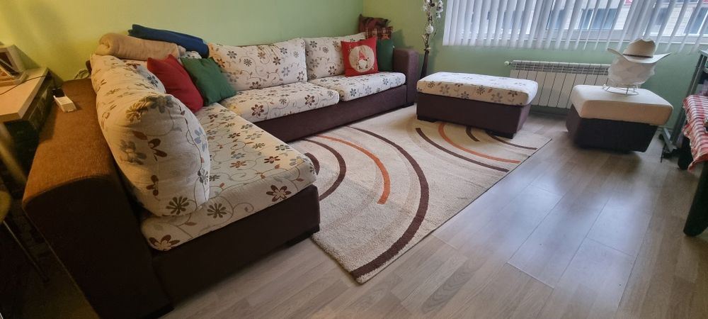 Ъглов диван с разтегателен механизъм и табуретки