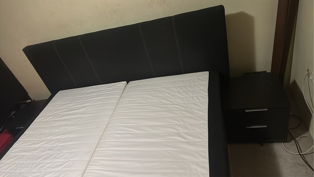 Pat tapitat cu lazi si noptiere