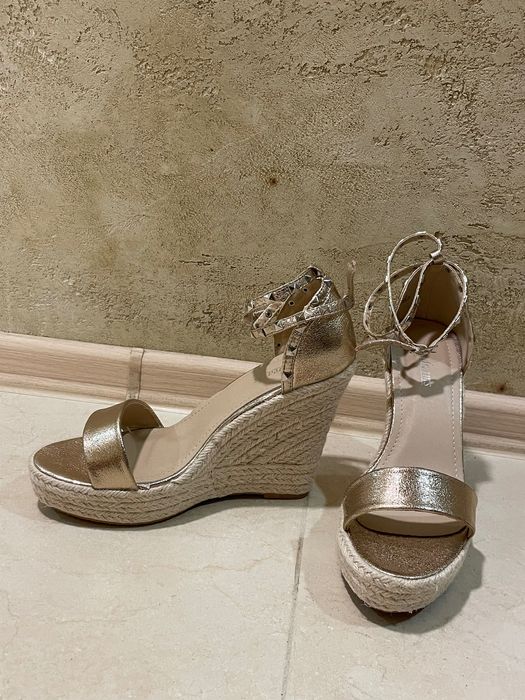 Предлагам чисто нови сандали на платформа.