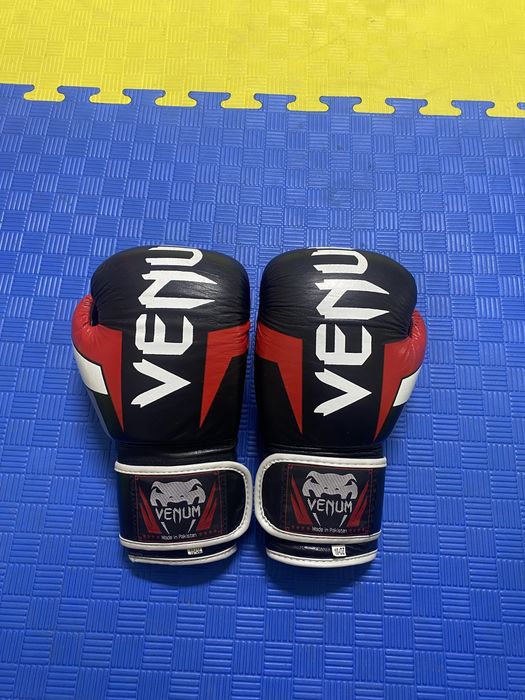 Боксерские перчатки , лапы, инвентарь.