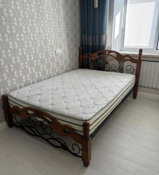 Двуспальная кровать с матрасами