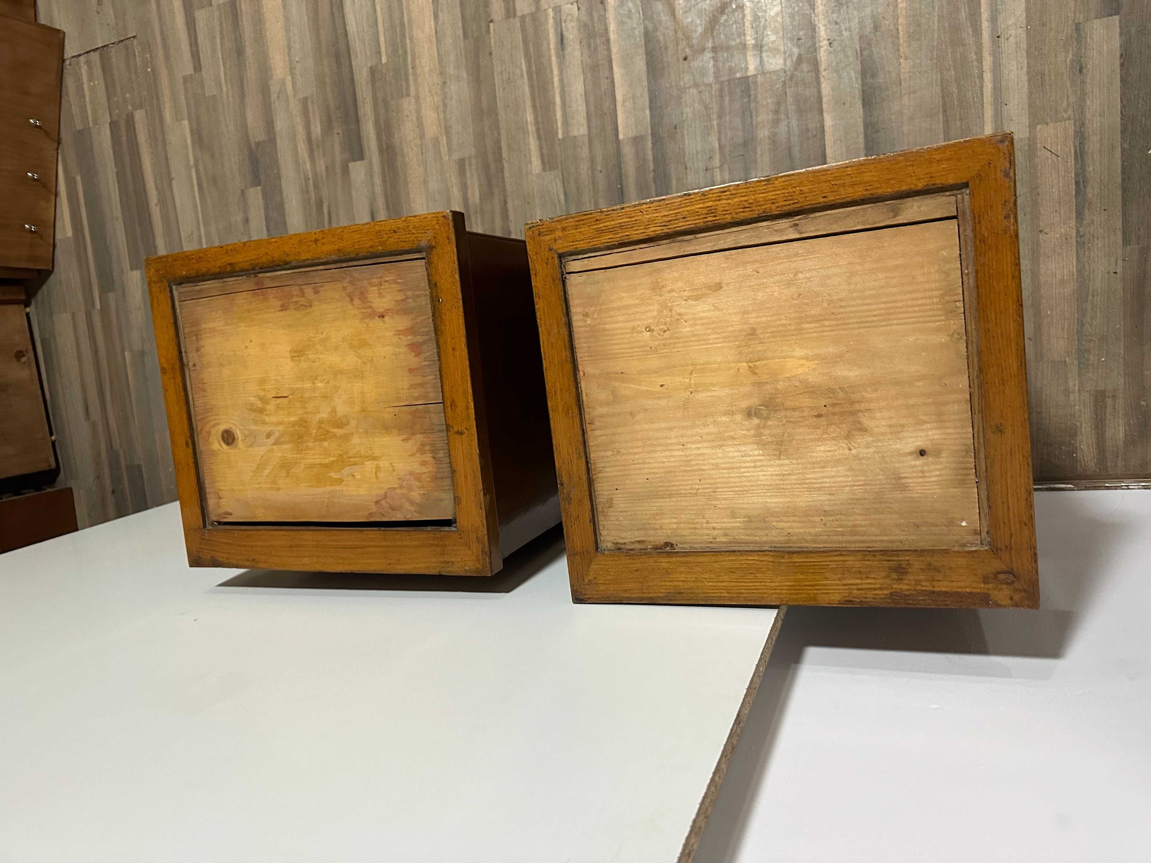 Set 2 Noptiere Vintage; Noptiera din lemn cu usa si sertar